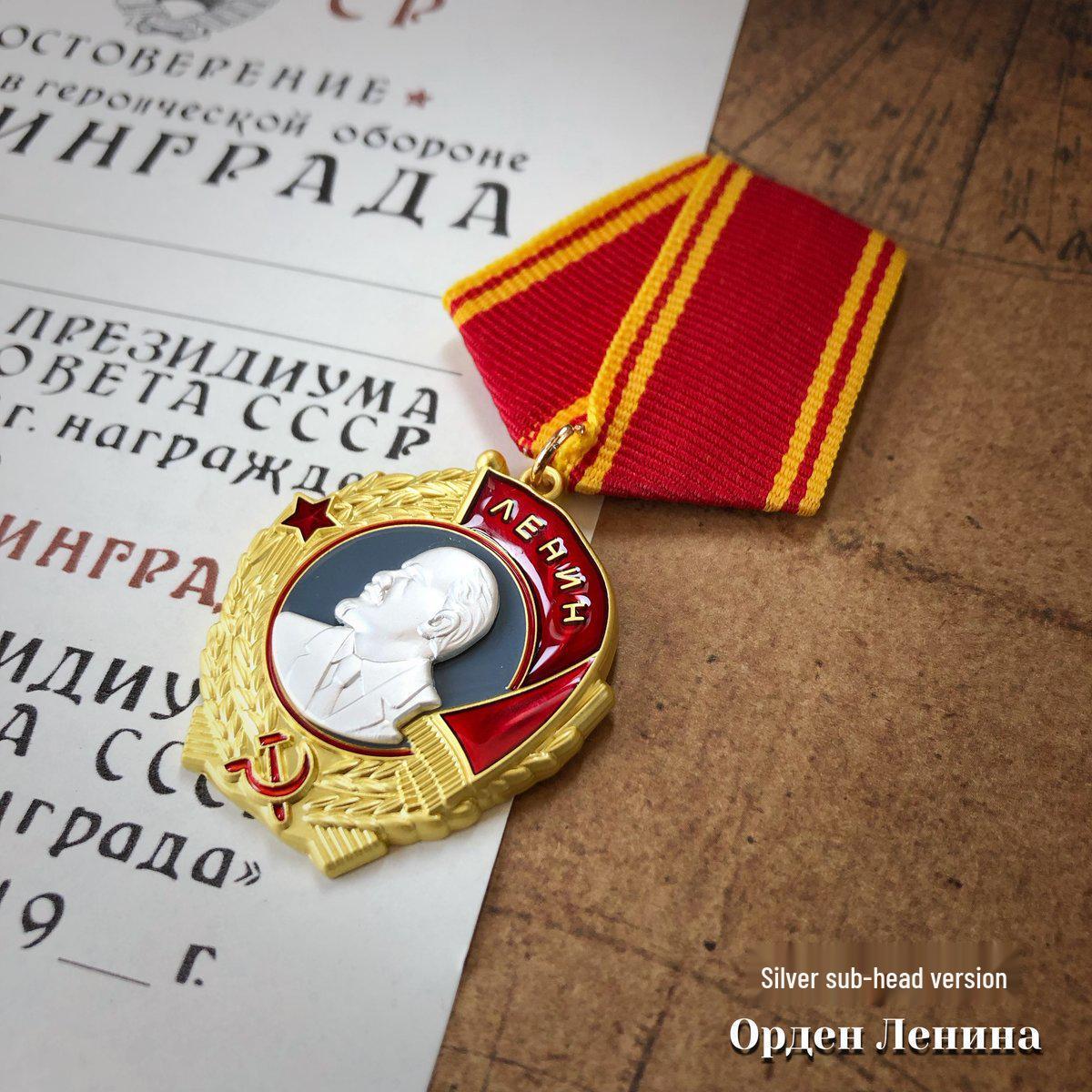 

Советские значки с эмблемой Красной Звезды и лацканные значки Отечественной войны