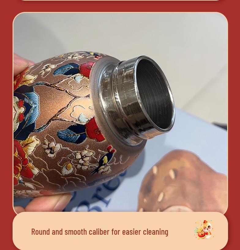 Elegantní retro zlatý motýl páv izolovaný módní hrnek - kreativní dárek pro dámy