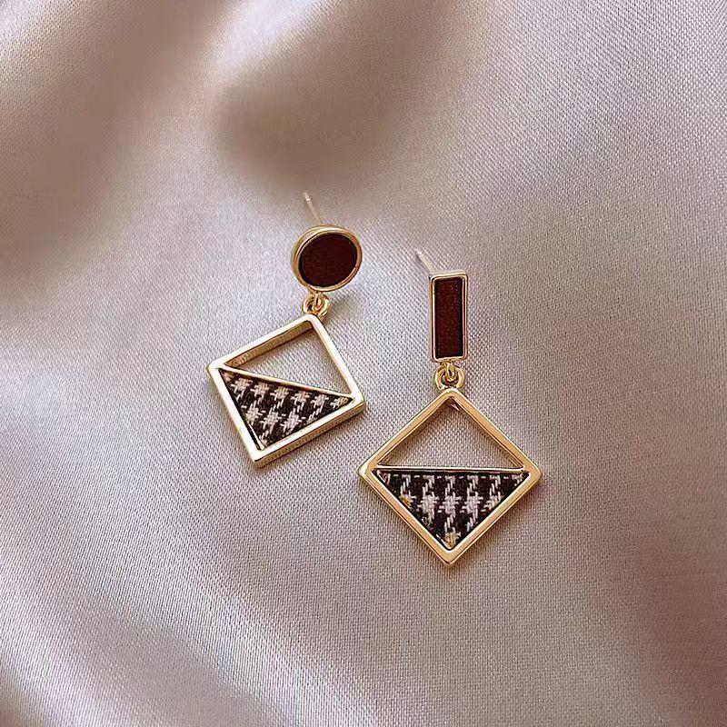 Elegant Black & White Plaid Earrings: Korean Style Versatile Studs, Trendy, High-Quality, Cool Women's Ear Jewelry