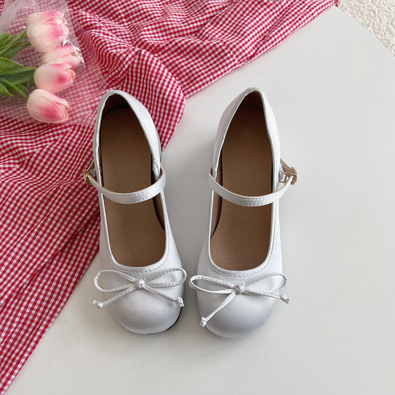 

Gentle ins Xiaoxiangfeng thick heel single shoes women s 2025 spring fashion new shallow mouth round head French Mary Jane shoes 35