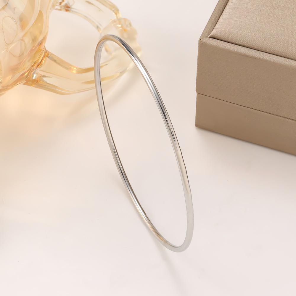 Tri-Color Gold Steel Titanium Women's Bracelet, Minimalist Cross-Border Design, Simple Fashion 18K Gold.