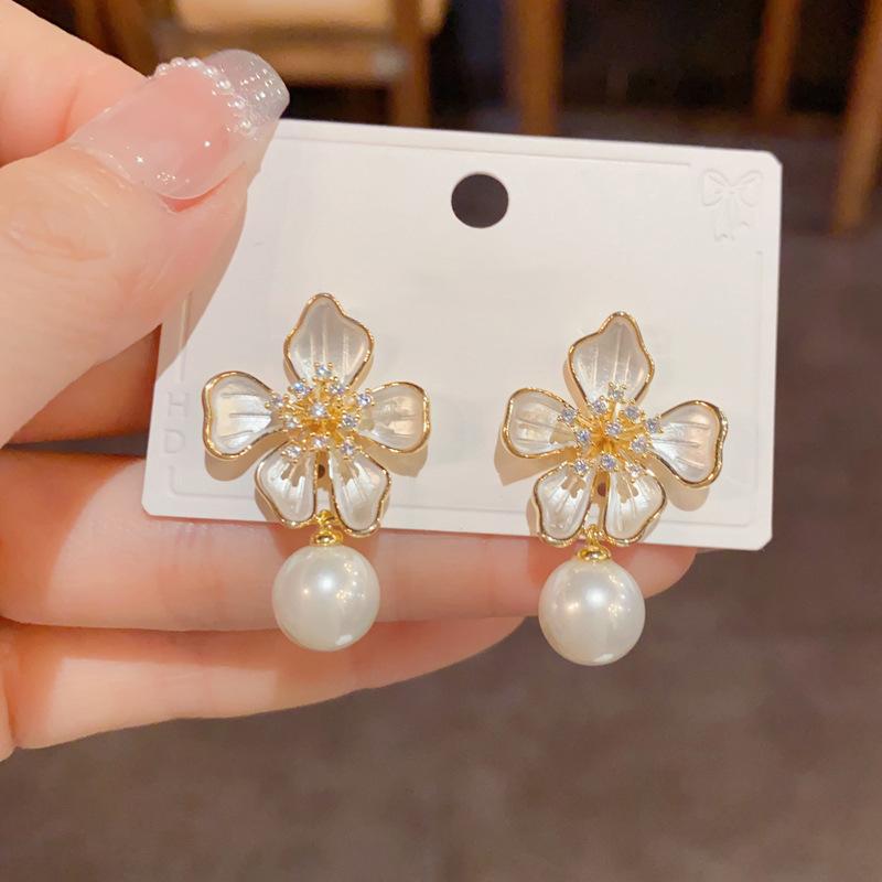 

Серьги-пусеты с цветком из циркона и жемчугом, модные, с высоким чувством, легкие, роскошные, темпераментные, женские