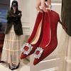 Ein neuer französischer sexy High-Heel-Schuh für Damen mit spitzen Strasssteinen und einem modischen flachen, schmal geschnittenen Design.