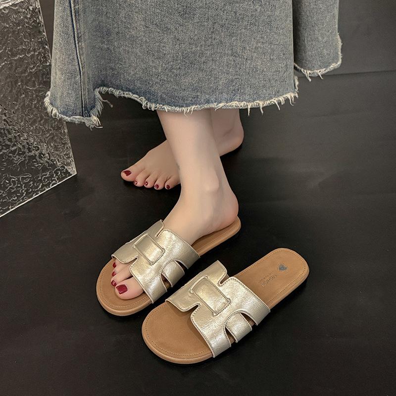 Versatile summer white outer slippers girl 2025 new niche fashion woven beach one-word drag fairy sandals