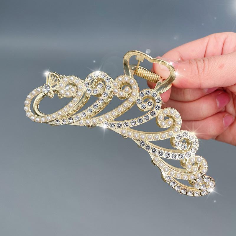 

Заколка для волос «Акула» с жемчугом и стразами «Лилия долины»