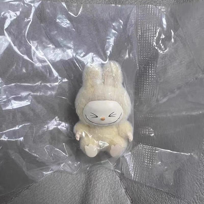 1 Stück Mini Labubu Sitzende Haltung Puppe Actionfigur Modell Desktop Ornament