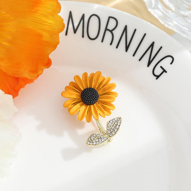 Luxury Crystal Sunflower Brooch Pins For Women Lady Fashion Jewelry Friendship Wedding Party Office Coat Accessories Badge