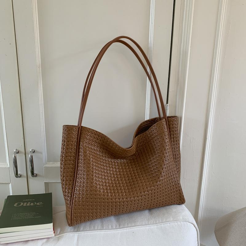 

Premium woven bag women s 2025 new autumn and winter shoulder bag large capacity fashion commuter retro tote bag 49*13*30 коричневый