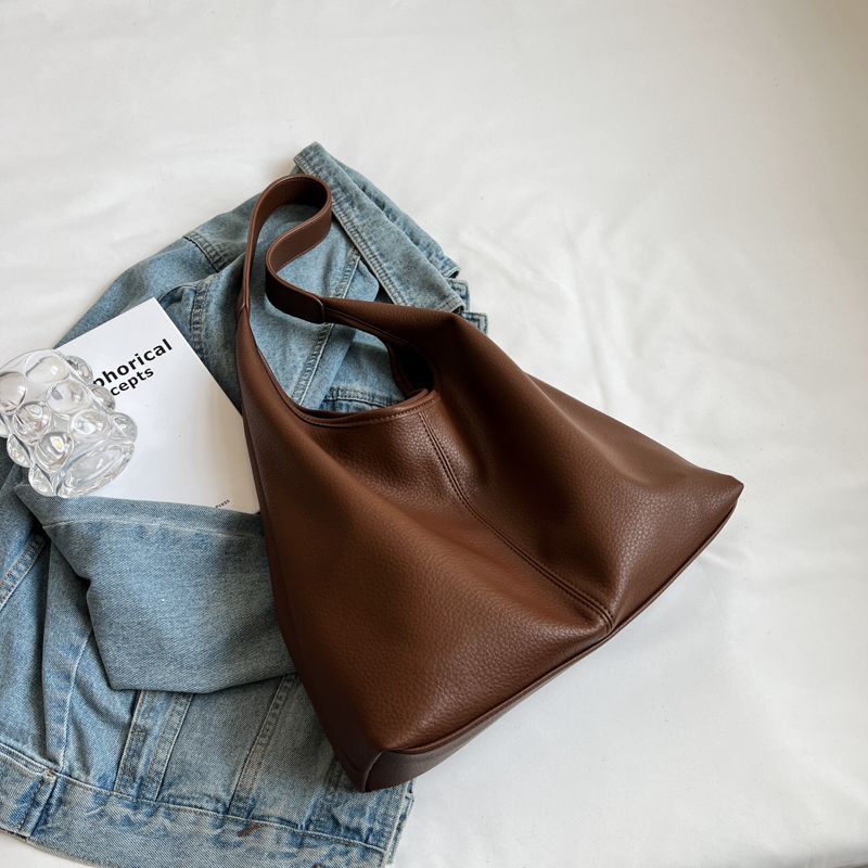 Korean version of high-end sense large-capacity casual soft leather solid color commuter retro shoulder bag wind French tote bag