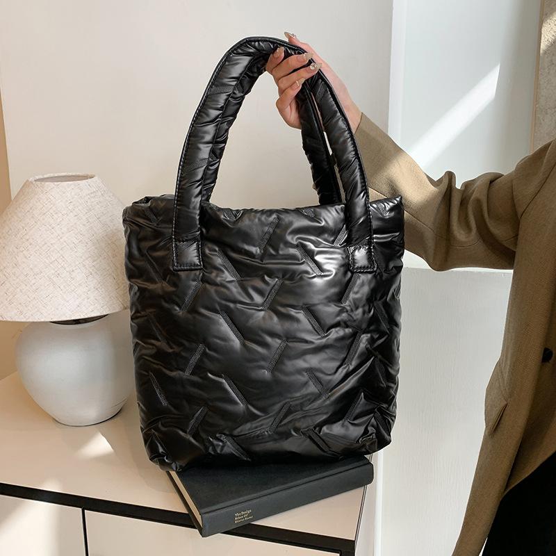 2025 autumn and winter down large-capacity new fashion shoulder bag design casual commuter tote bag handbag