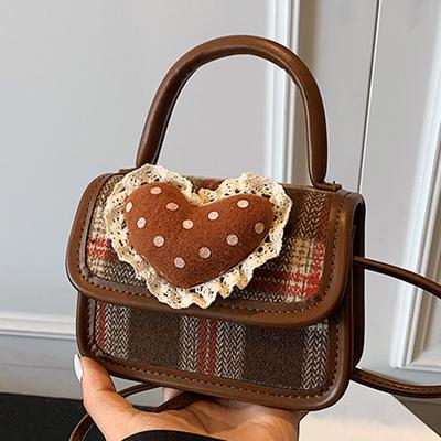 Diese Mini-Handtasche mit einem hohen Erscheinungsbild ist modisch, stilvoll und schick.