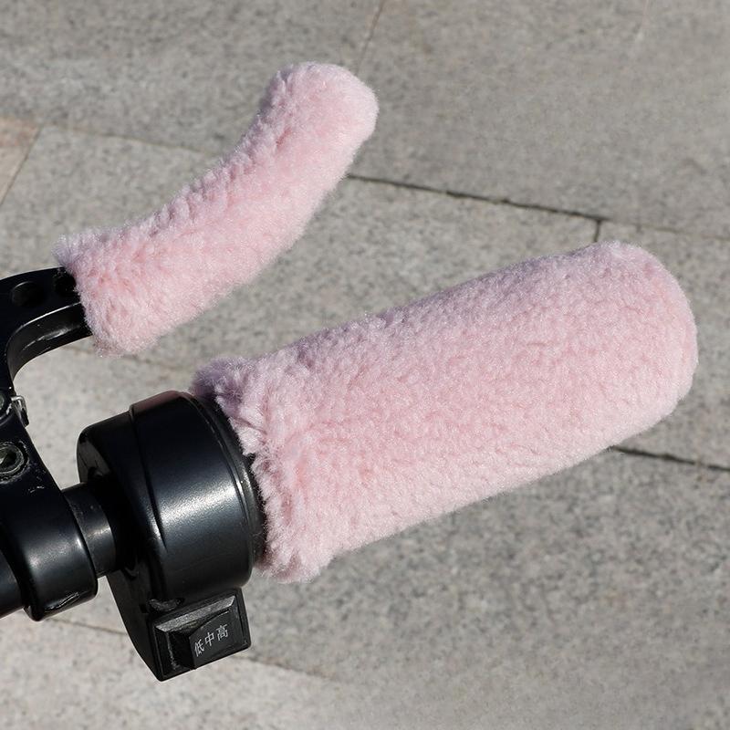 

Новая гранулированная флисовая имитация плюшевой накладки на руль, противоскользящая, защита рук и тепло, универсальная для электровелосипедов, мотоциклов и трехколесных велосипедов pink
