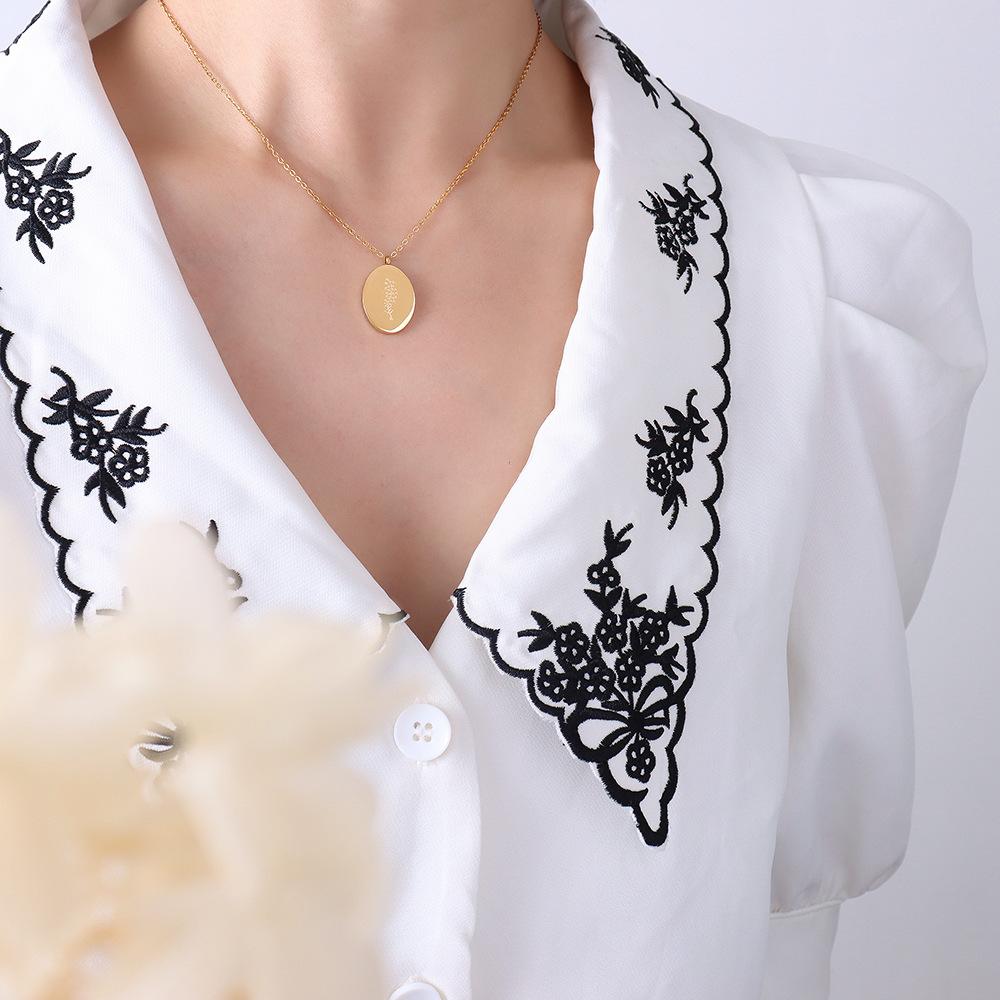 Style Engraved Flower Pendant Titanium Steel Necklace, Retro Fashion Women'S Gold-Plated Non-Fading Necklace Jewelry