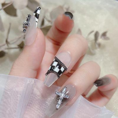Nail art – Strass e decorazioni per unghie