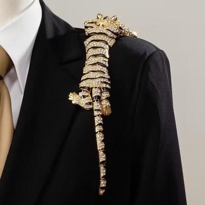 Broche Tigre Vintage en Alliage de Zinc avec Strass et Incrustation Diamant Complet - Bijou de Mode Luxe Léger.