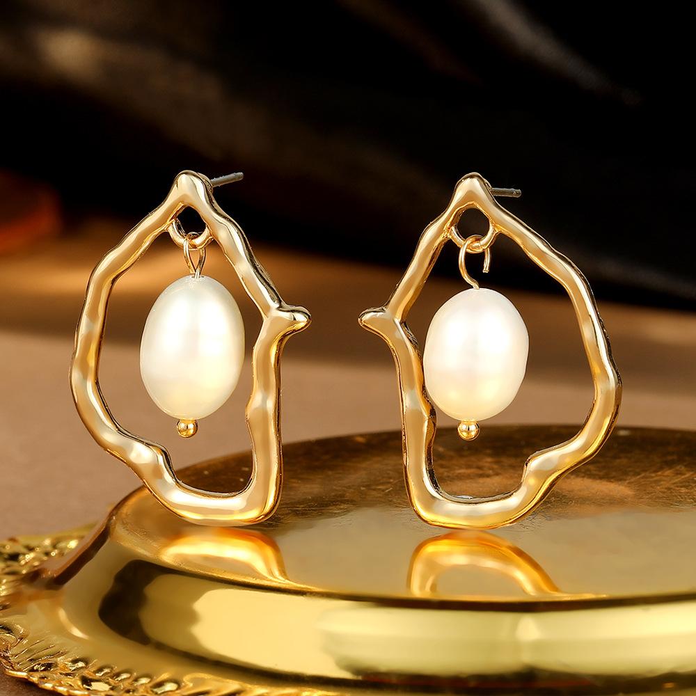 

French Retro Baroque Pearl Irregular Earrings, Light Luxury Niche Design Sweet Temperament Earrings