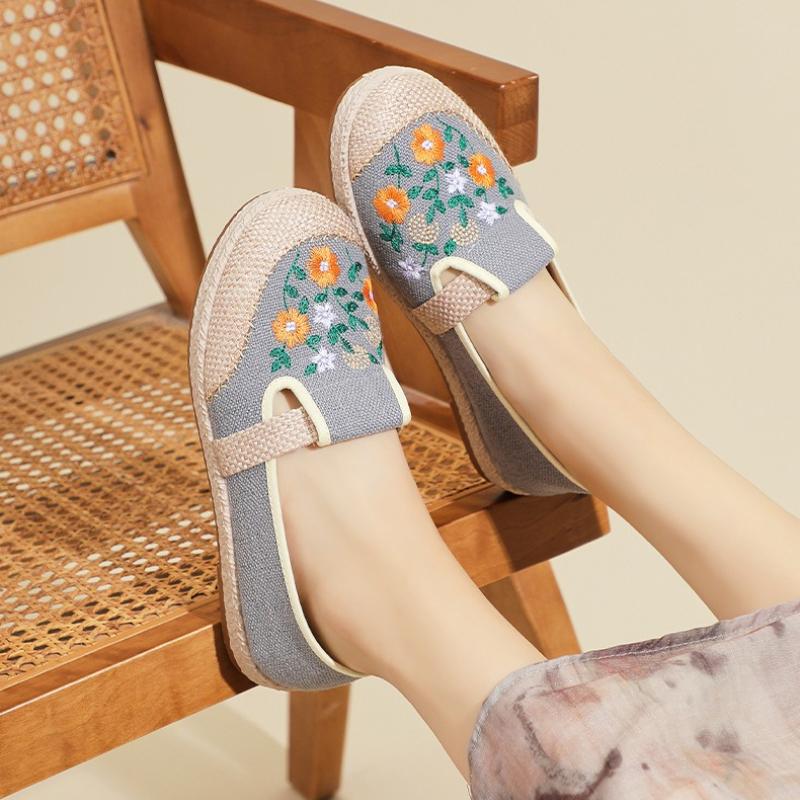 Hand-woven Cloth Shoes for Women Chinese Ethnic Embroidery Style Flat Slip On Breathable Soft Insole Casual Shoes Flower Zapatos