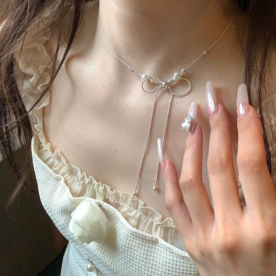 Elegant Silver Pearl Necklace: High-End Design for Women - Versatile and Chic Clavicle Accessory.