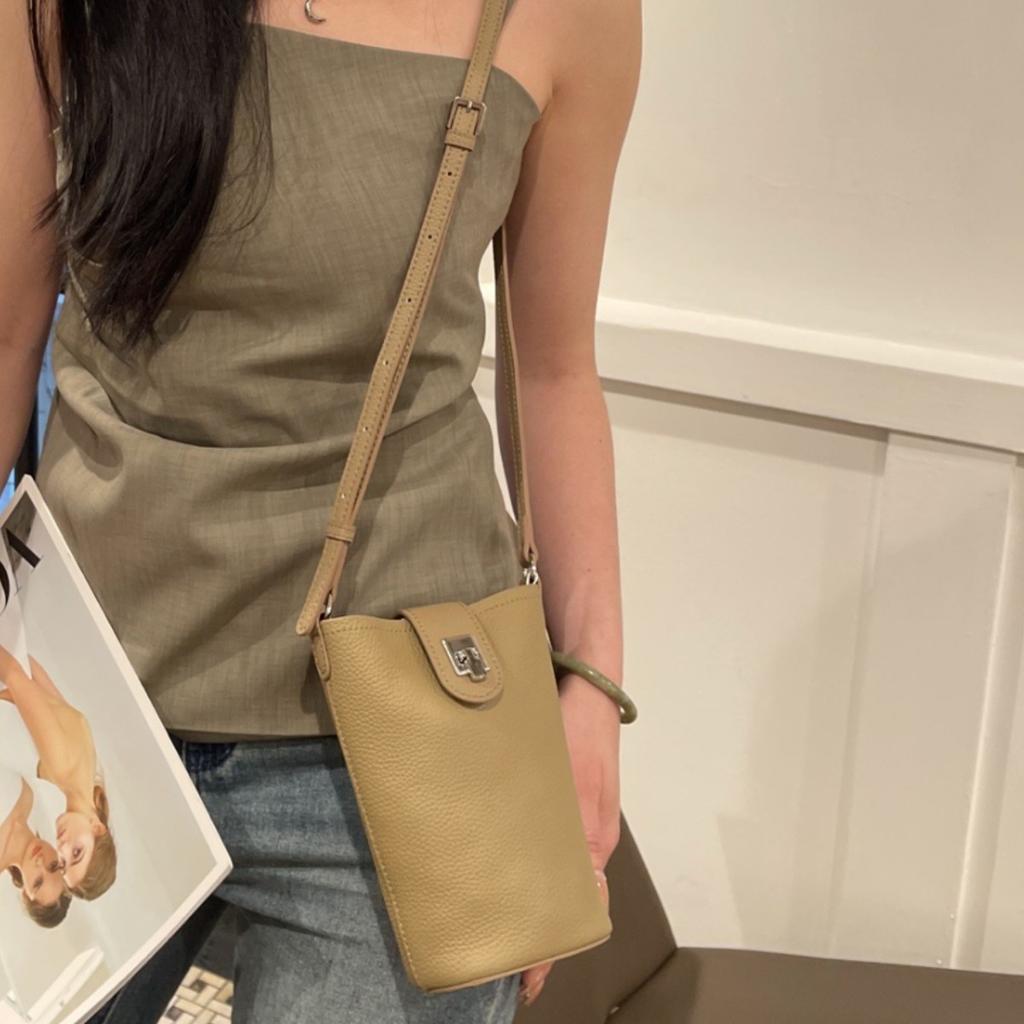 New cowhide versatile mobile phone bag 2025 early spring fashion trend simple mini mini shoulder messenger bag