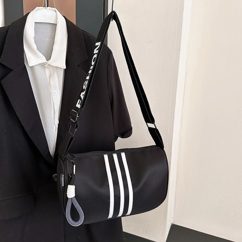 

Niche trend shoulder bag messenger bag casual commuter bag women s spring new fashion pillow bag Without pendant чёрный