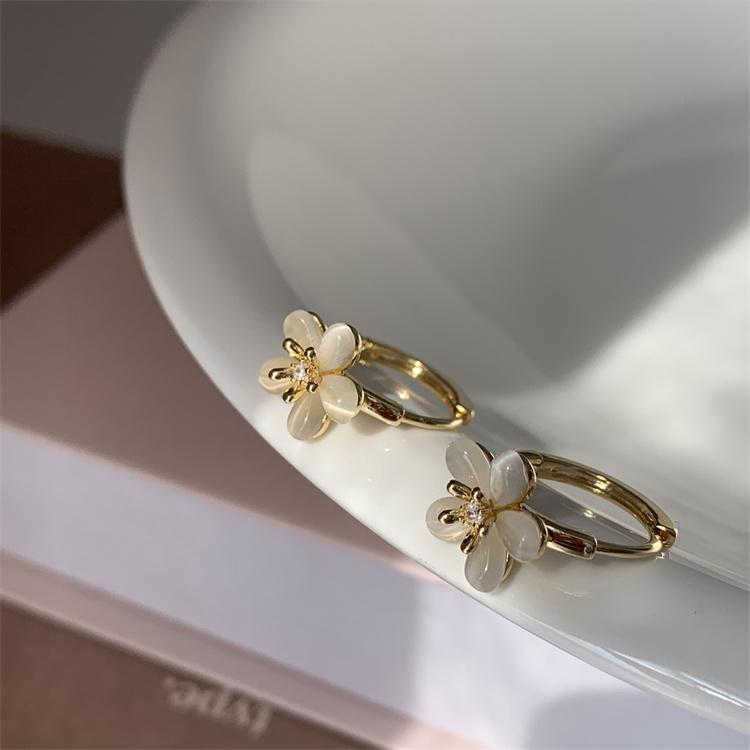

Elegant White Opals Petals Golden Color Ear Buttons 2026 Korean New Sweet Jewelry Party Luxury Accessories For Women s Earrings