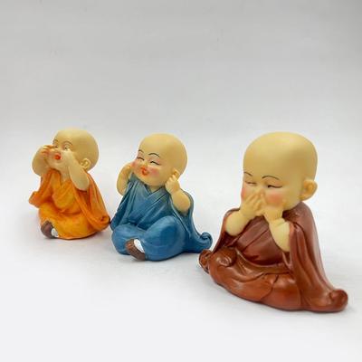Sada 3 soch smějícího se Buddhy Baby Monk na palubní desku auta Pryskyřice Sedící sochy Buddhy do obývacího pokoje, domácí dekorace