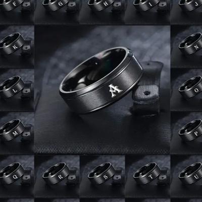 Anello di Moda con 26 Lettere Inglesi con Bordi Smussati Doppi Anello da Uomo in Acciaio Inossidabile