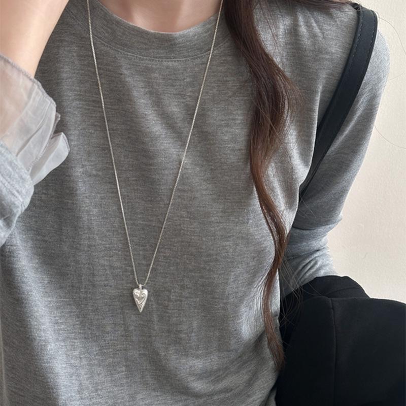 Korean Style Heart Totem Pointed Toe Necklace: Unique Niche Design, Fashionable Clavicle Chain for Women.