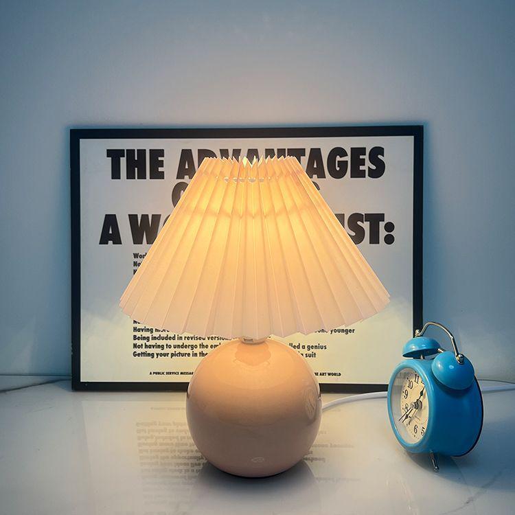 Retro 2025 High-End Eye-Protection Desk Lamp: Luxury Sleep-Aid Atmosphere for Bedroom and Bedside.