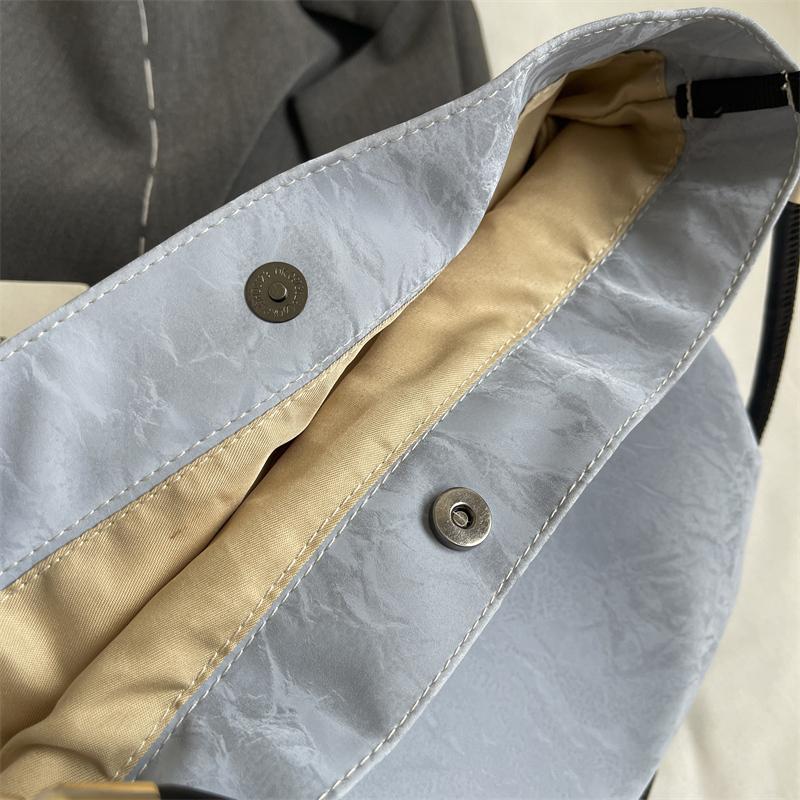 Мягкая кожаная сумка через плечо — фото 9