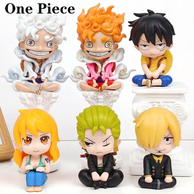 Skladem One Piece Nika Luffy Roronoa Zoro Nami Sanji Mini figurka Anime Kawaii Sedící hračky Stolní ozdoby do auta Model Dárky
