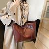 Premium Sense Large Capacity Tote Bag Women's New Popular Versatile Shoulder Bag Retro Commuter Bag