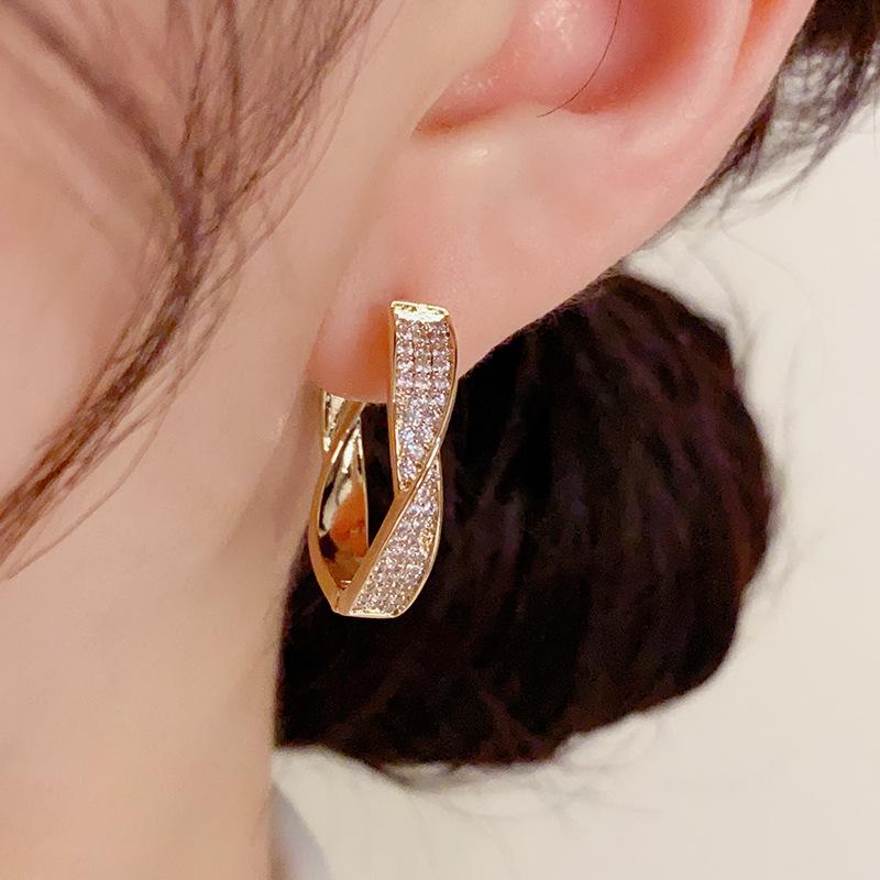 Personalized Fashion Micro-inlaid Twisted Earrings, High-end, Simple and Exaggerated Niche Design Earrings