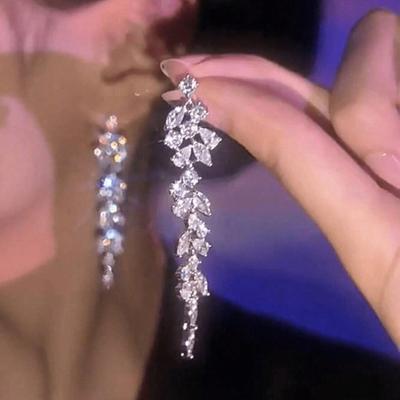 1 Paire d'Boucles d'Oreilles Strass de Luxe Discret, Boucles d'Oreilles Dynamiques à Long Pompon, Polyvalentes Pour les Rendez-vous et le Trajet Quotidien