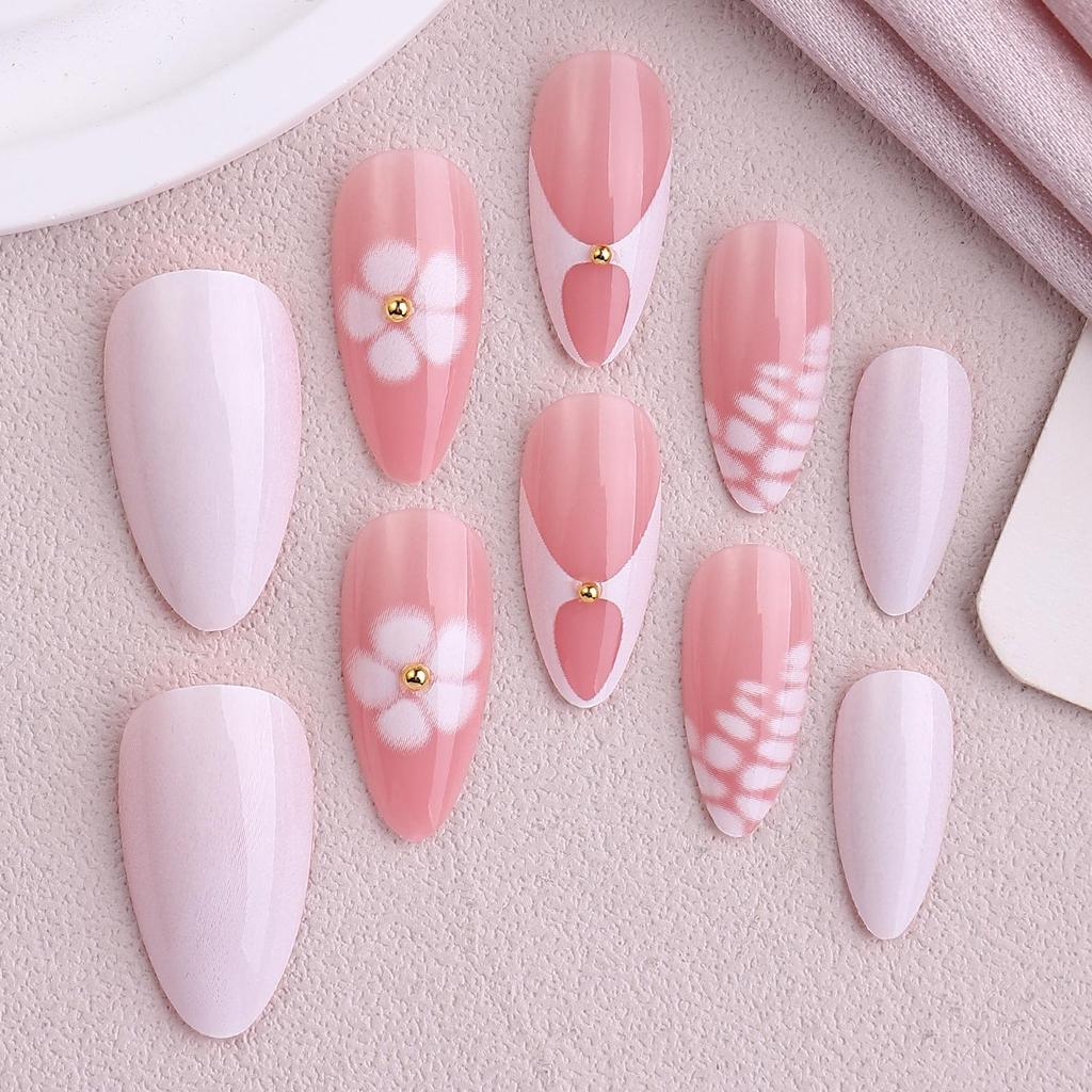 INS Stil Verlauf Französische Blütenblatt-Fingernägel mit Goldperlen-Wellenmuster
