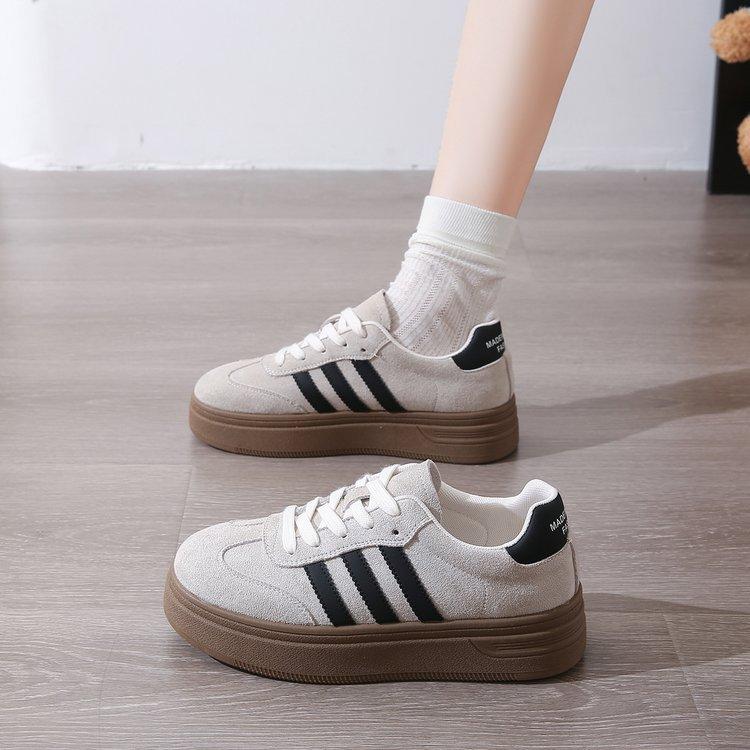 Kleine weiße Schuhe Damen 2025 neu beliebt Frühling und Sommer Mesh Tide Plateau Student vielseitig Sport und Freizeit Damenschuhe Board Schuhe