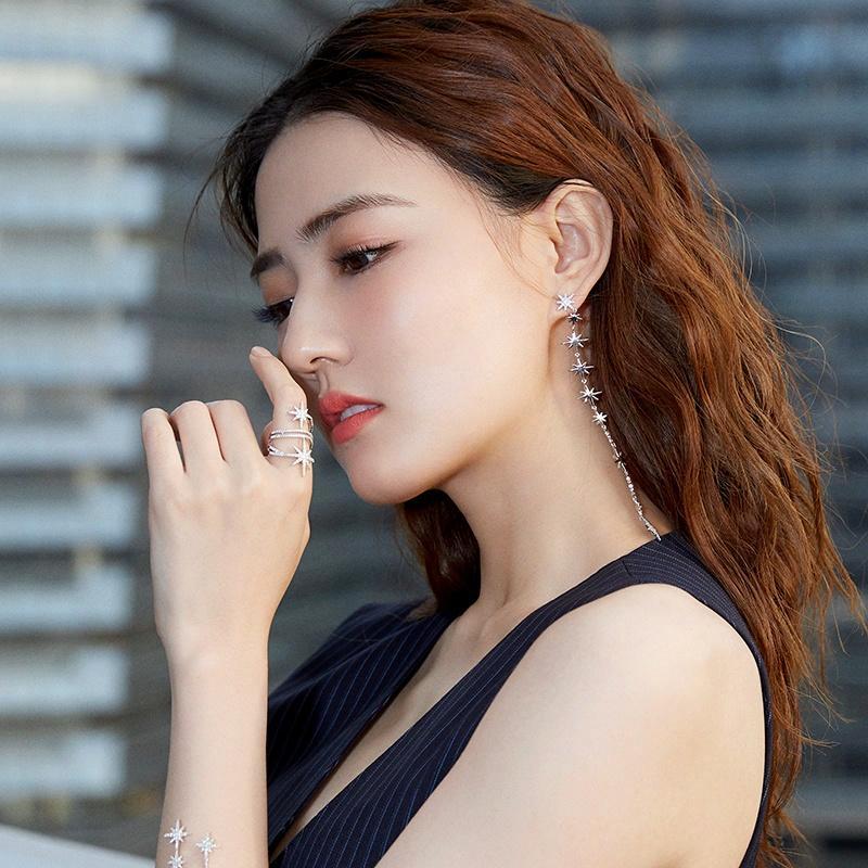 APM Monaco METEORITES/Six-pointed Star Asymmetrical Crystal-set Diamond Shines Fashionable Luxury Niche 925 Silver Earrings for Women AE11523OX