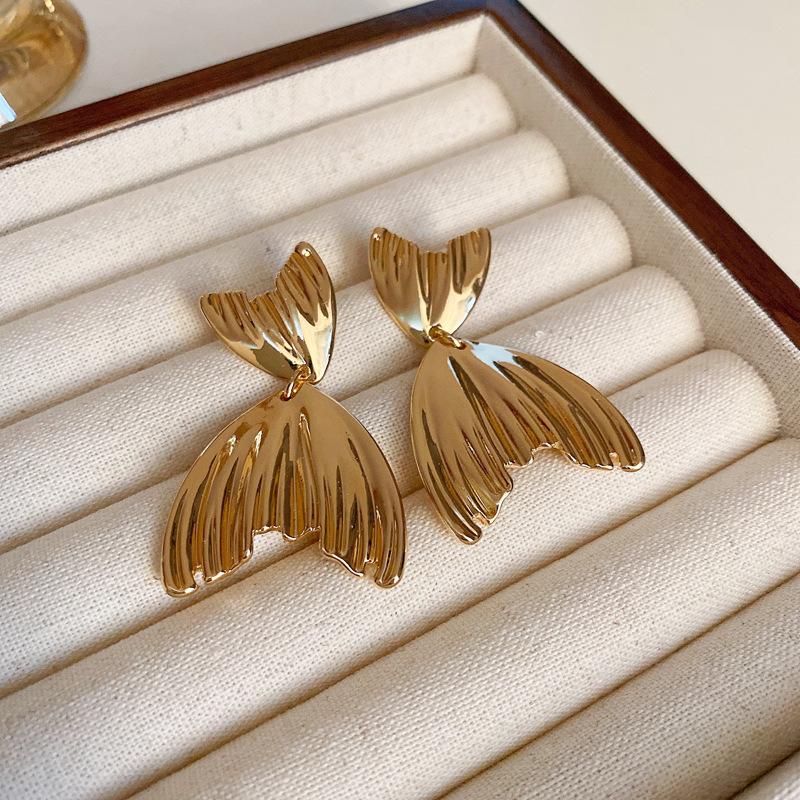 European and American metal wind hollow flower fishtail pearl earrings exaggerated temperament earrings heavy industry earrings