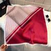 Foulard en soie 71 cm entièrement imprimé de lettres D pour la mode féminine, foulard carré en soie simulée de couleur contrastante, carré polyvalent multifonctionnel pour le voyage
