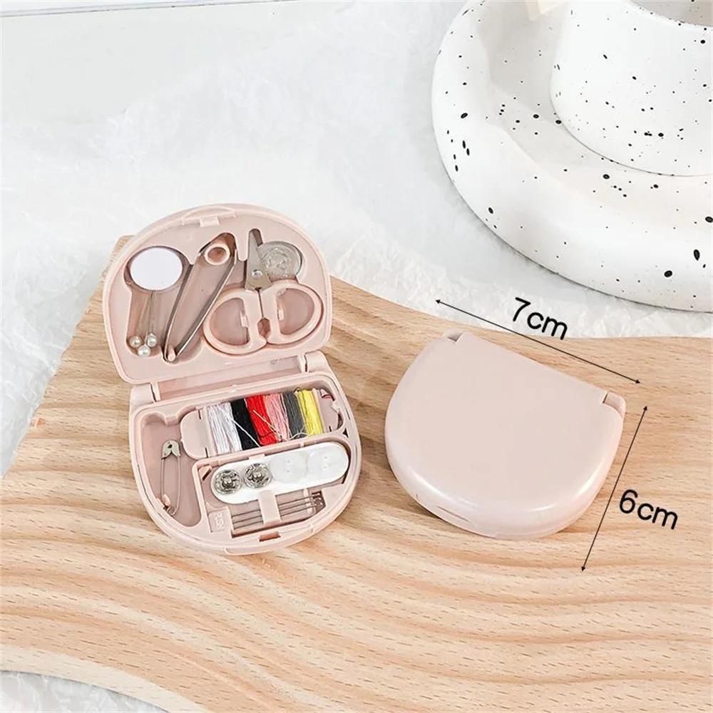 

1 комплект, портативный бытовой набор для шитья, коробка, инструмент для ручной работы, иглы, набор ножниц, товары для дома, аксессуары для путешествий