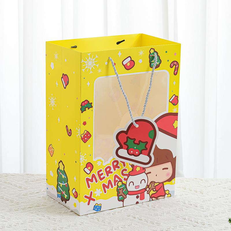 Vánoční dekorace na jídelní stůl z mini borovice severské