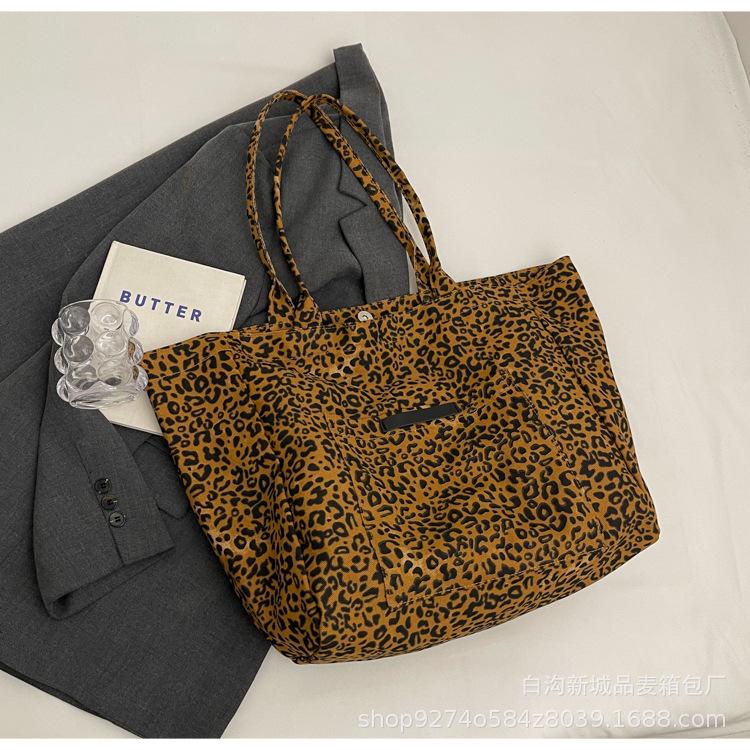 

2025 new fashion leopard print tote bag large capacity popular shoulder bag student class commute canvas bag коричневый