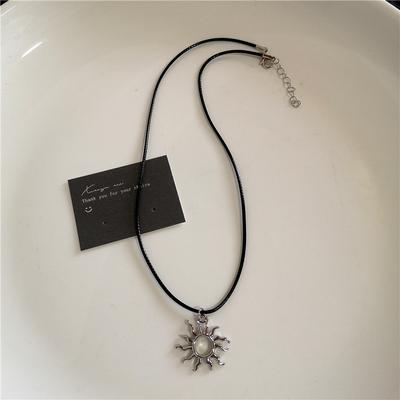 Halskette mit Spiral-Sonnenglas-Kreuz-Anhänger aus Edelstahl, mehrlagig, Halsband mit Stern-Charme, Grunge-Y2K-Halsschmuck für Männer und Frauen