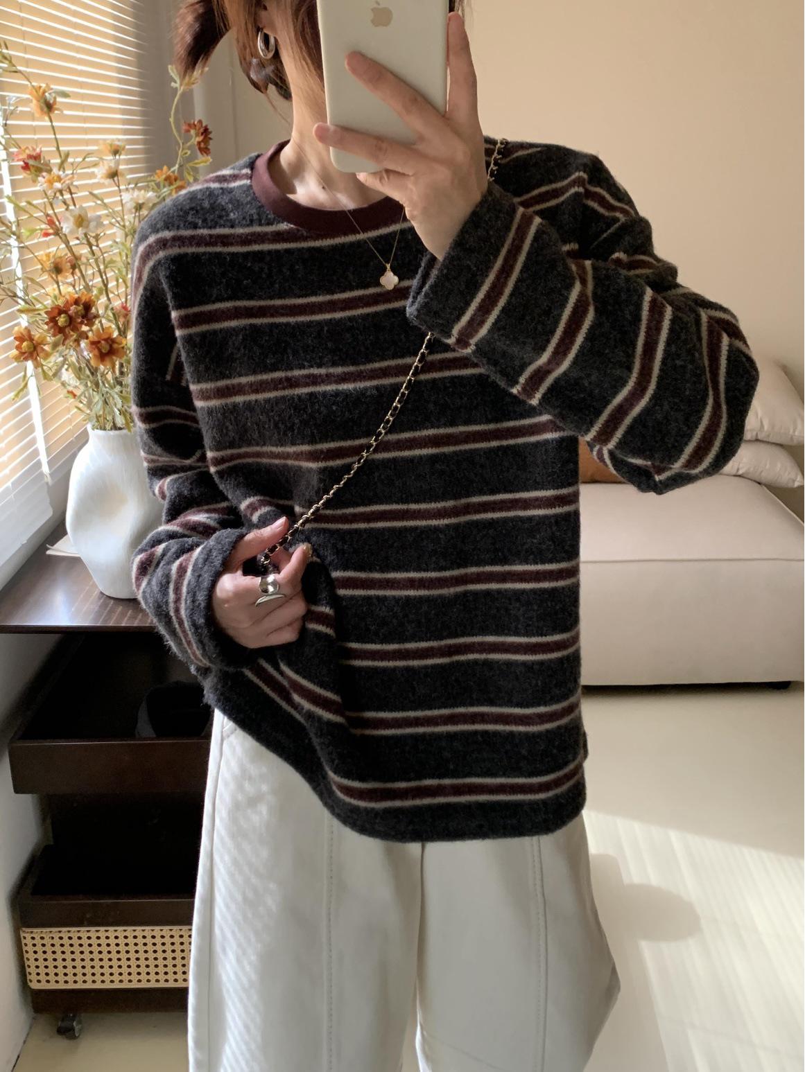 

Stylish Korean Retro Stripe Plush Long Sleeve T-Shirt - Warm, Versatile, Loose, Round Neck, Color Block Autumn/Winter Casual Top One size