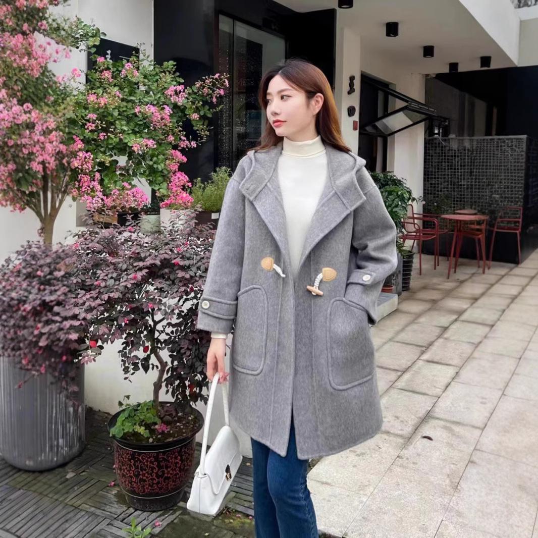 

Двухстороннее шерстяное пальто с капюшоном и роговой пряжкой, средней и длинной длины. M