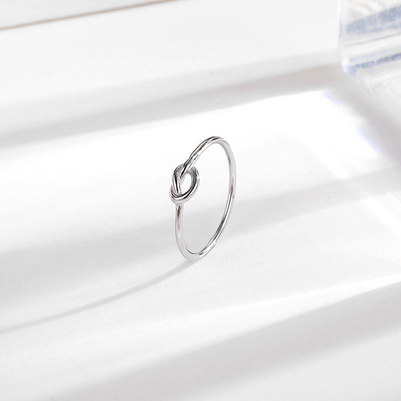 

Женское кольцо-узел из 18-каратного золота и титановой стали - стильное и модное украшение для подруг и студенток. US Size 7