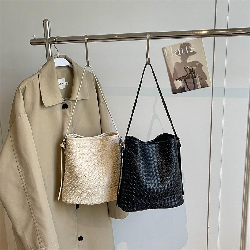 Women's Retro Woven Leather Bucket Bag - Versatile Crossbody for Work and Commute