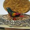 Antiek Legering Zingvogel Ornament Met Engel Embossed Patroon Mechanisch Muziekdoosje Voor Bureau Planken Display Cadeau