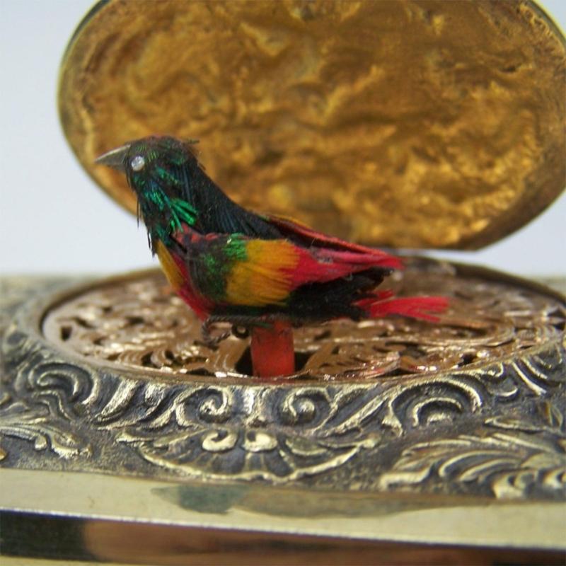 Antiek Legering Zingvogel Ornament Met Engel Embossed Patroon Mechanisch Muziekdoosje Voor Bureau Planken Display Cadeau