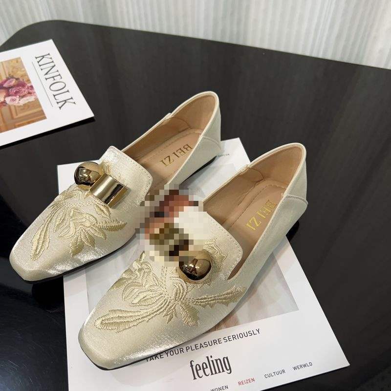New Chinese retro national style embroidery square head flat heel single shoes women's 2025 new French flat loafers Doudou shoes